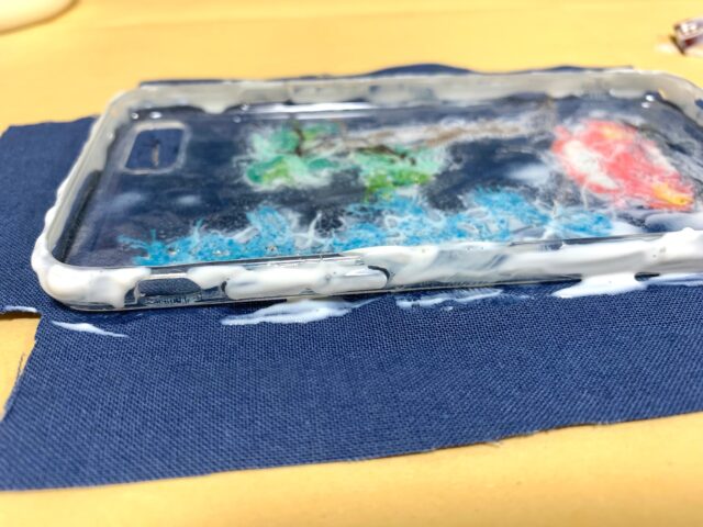 スマホケースの側面にボンドを塗った画像